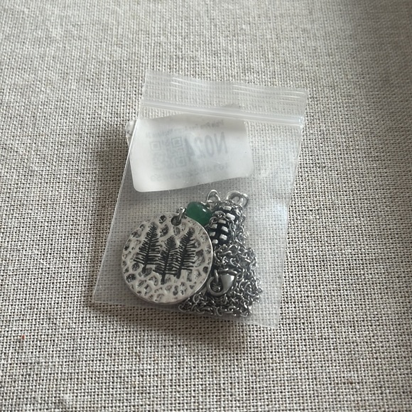 NEW Tree and pinecone necklace - Picture 4 of 4
